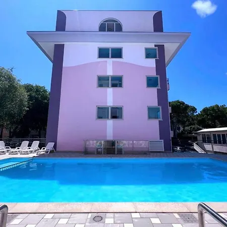 Cozy With Outdoor Pool-beahost Apartmán